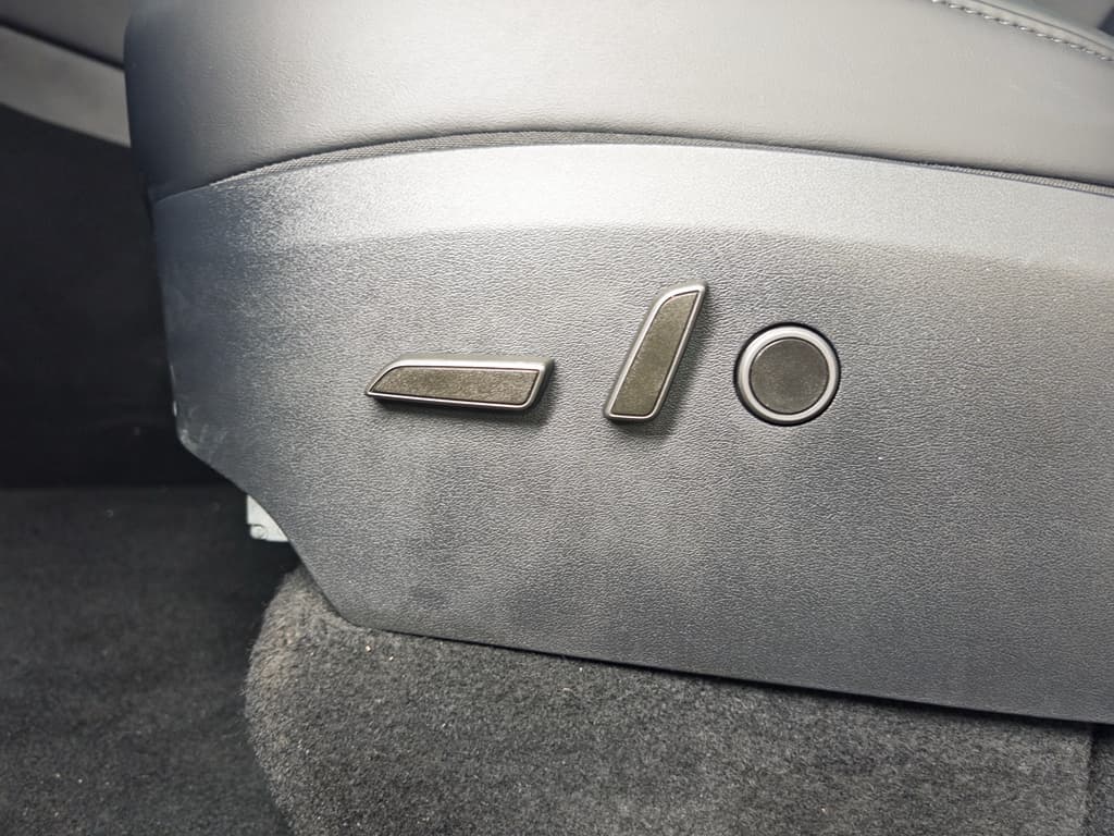 2024 Tesla Model Y view 7
