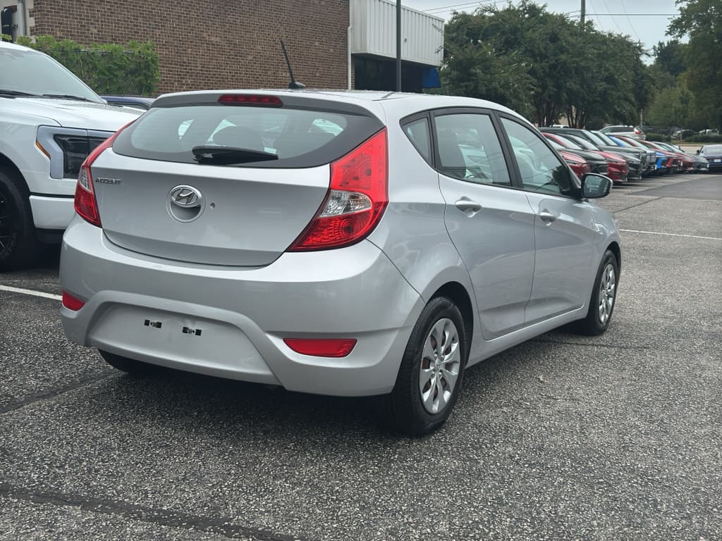 2017 Hyundai Accent view 3