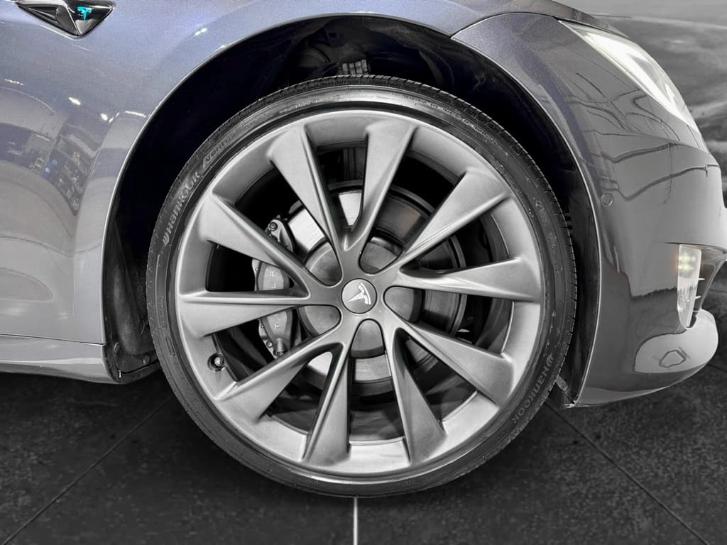 2020 Tesla Model S view 35