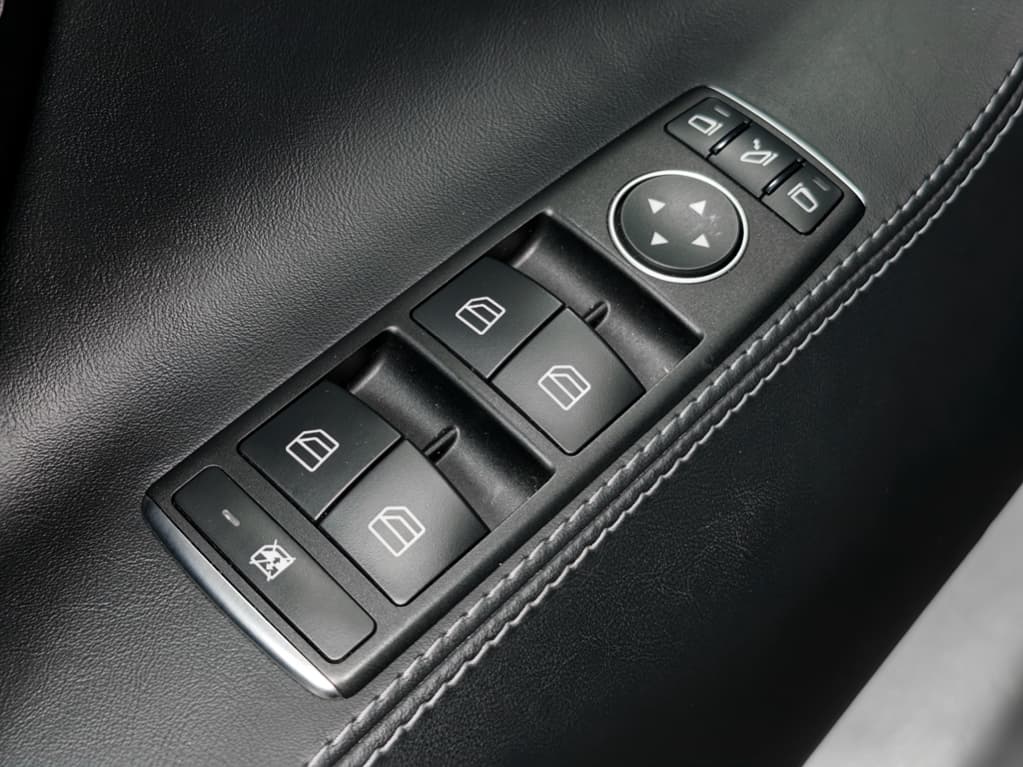 2020 Tesla Model S view 7