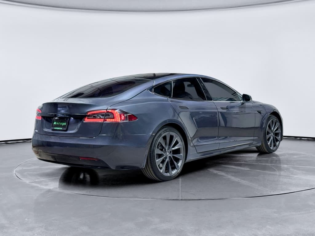 2020 Tesla Model S view 3