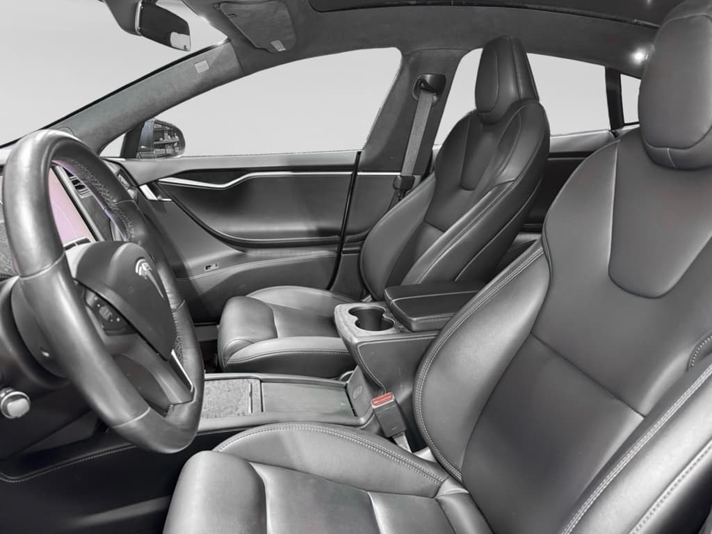 2020 Tesla Model S view 17