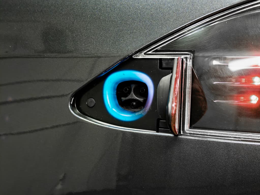 2020 Tesla Model S view 5