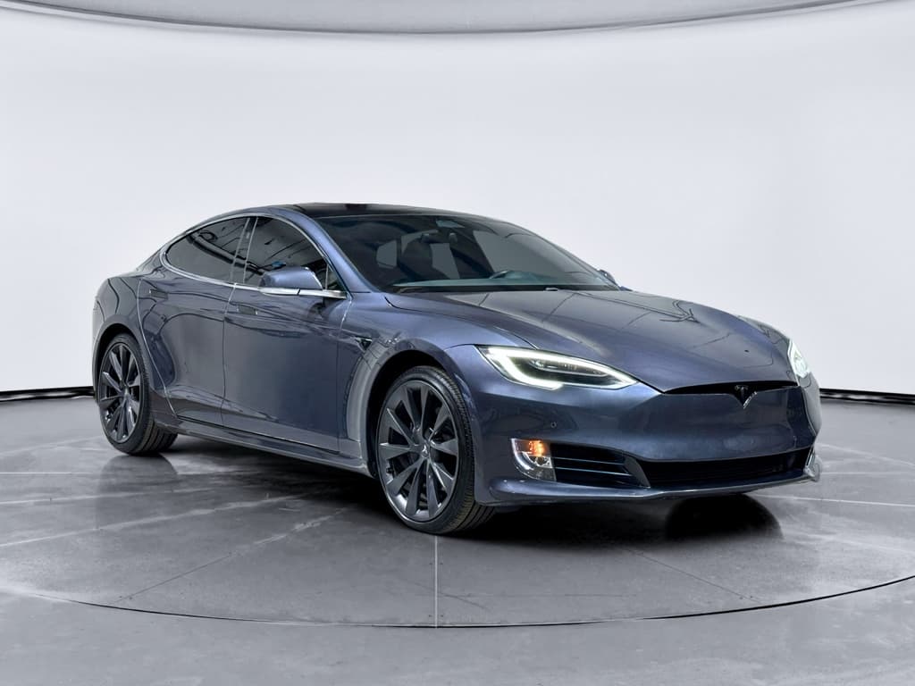 2020 Tesla Model S view 4