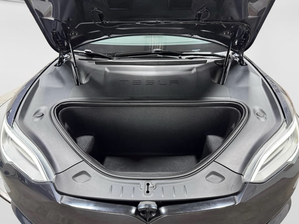 2020 Tesla Model S view 25