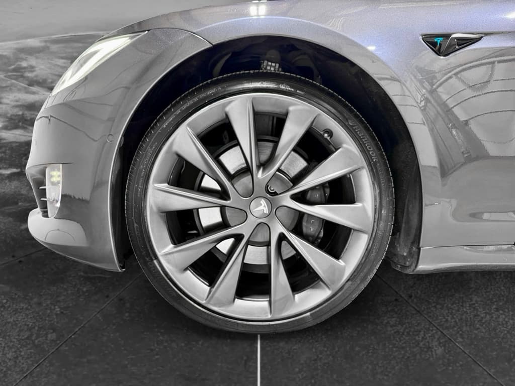 2020 Tesla Model S view 31