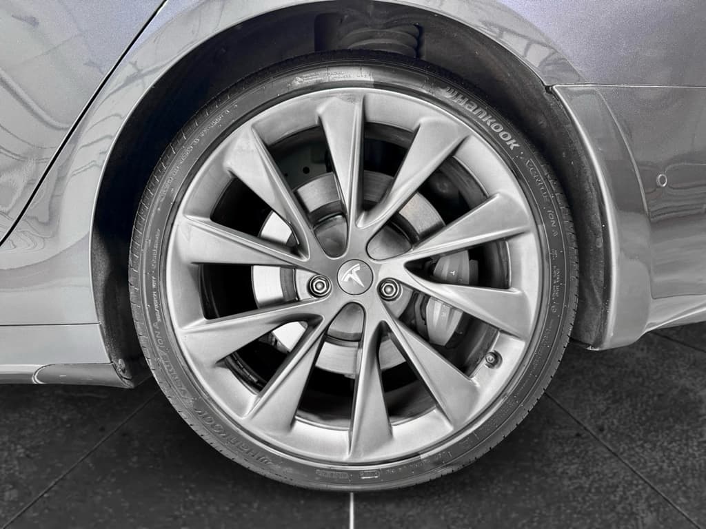 2020 Tesla Model S view 33