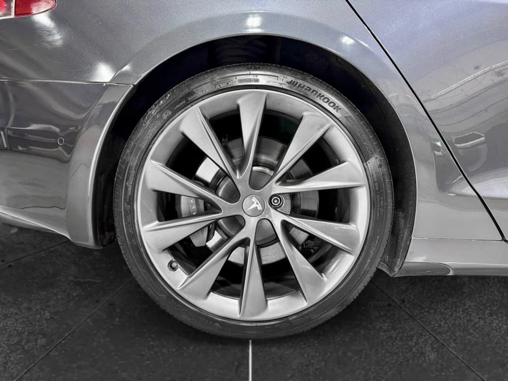 2020 Tesla Model S view 37