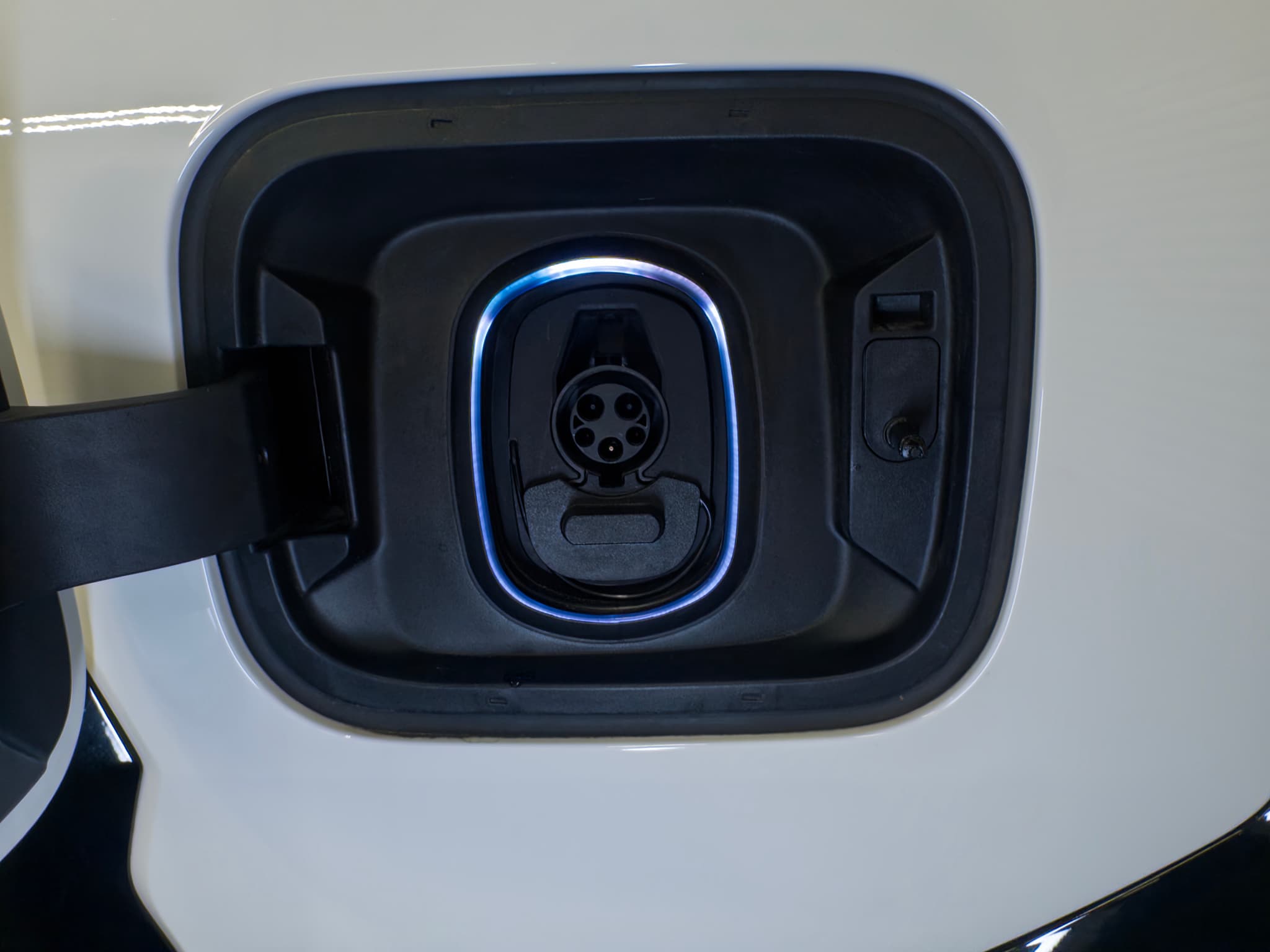 2025 Chevrolet Silverado EV view 5
