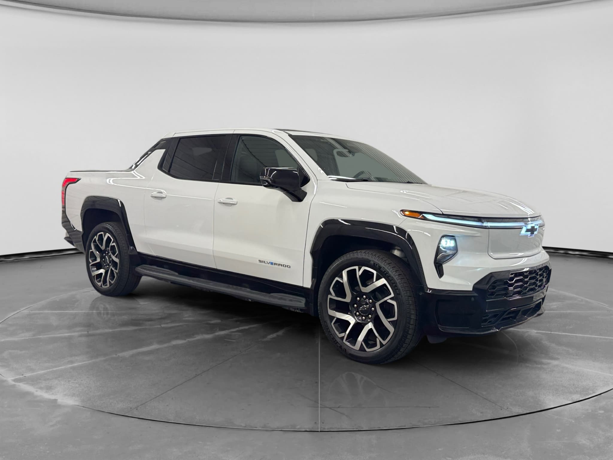 2025 Chevrolet Silverado EV view 4