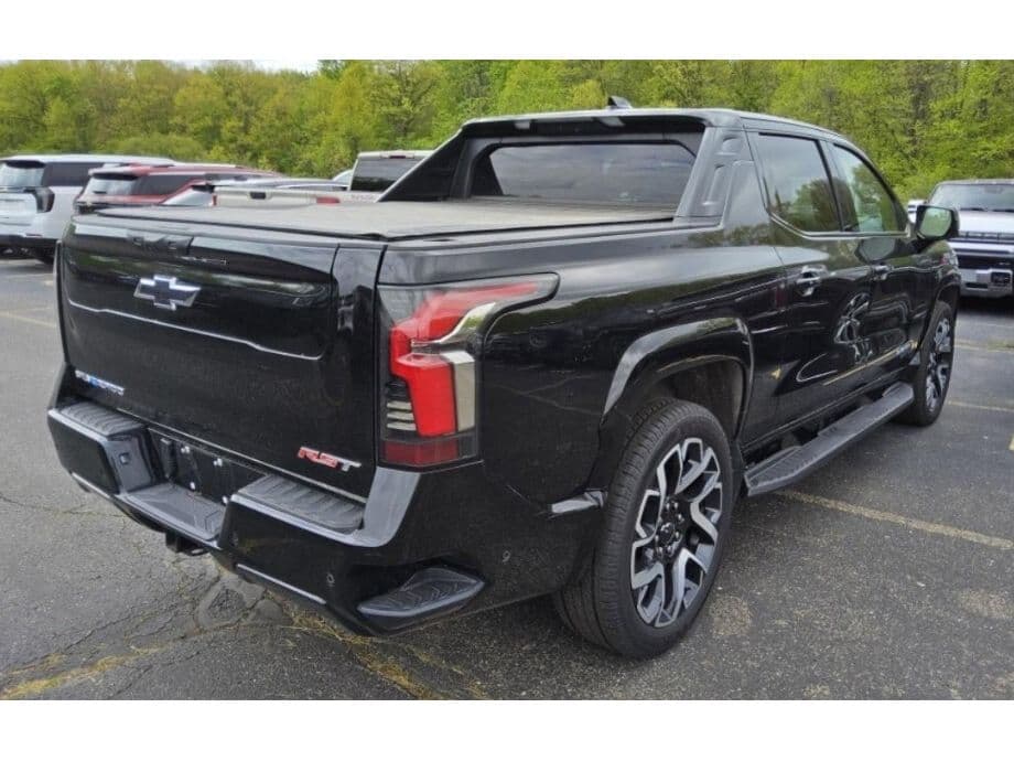 2025 Chevrolet Silverado EV view 5