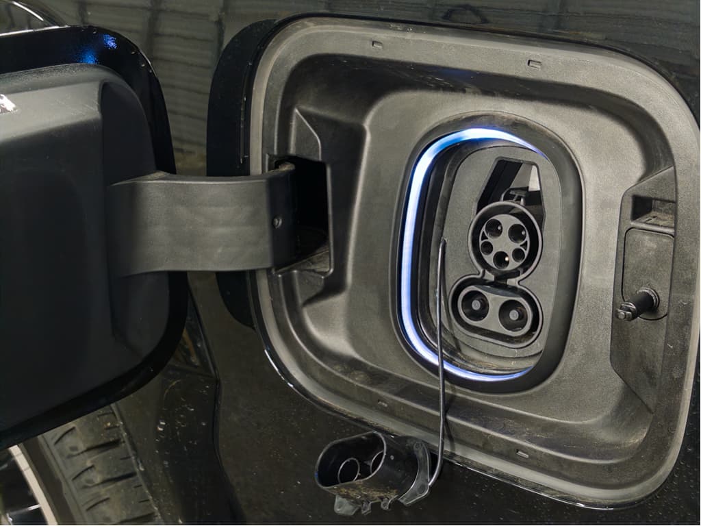 2025 Chevrolet Silverado EV view 5
