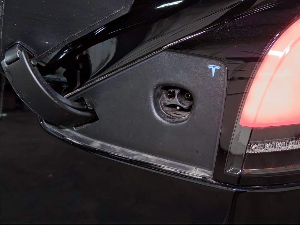 2023 Tesla Model X view 5