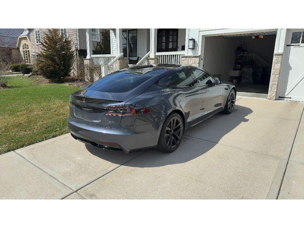 2021 Tesla Model S view 3