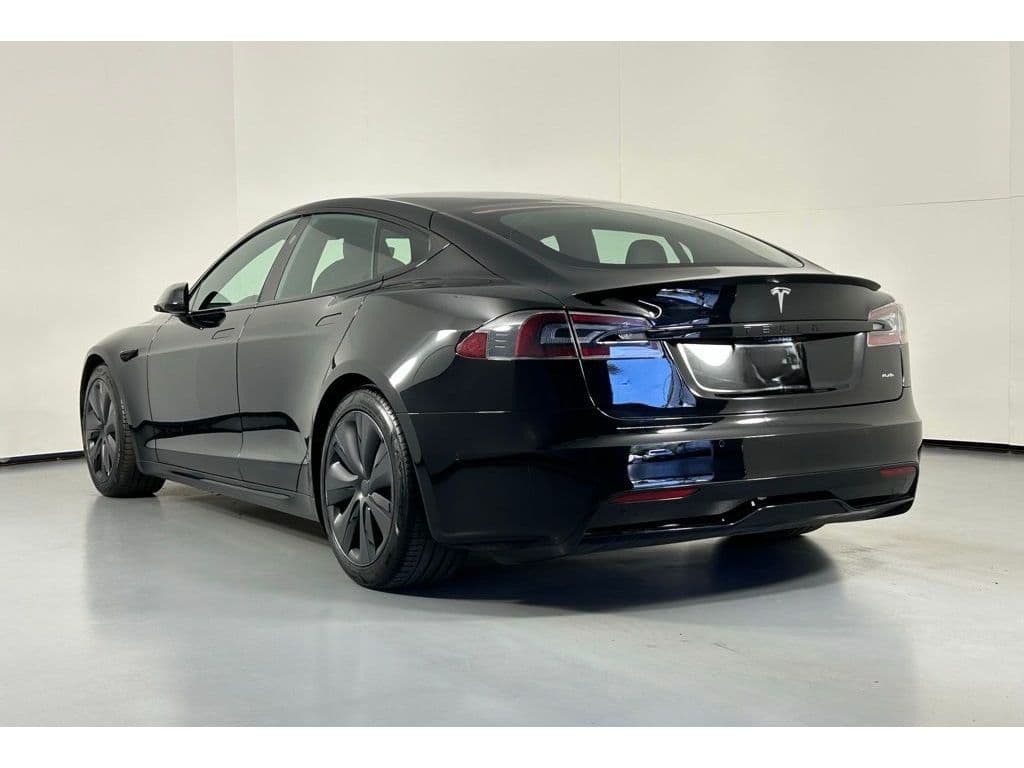 2021 Tesla Model S view 3