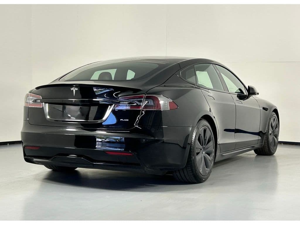 2021 Tesla Model S view 4