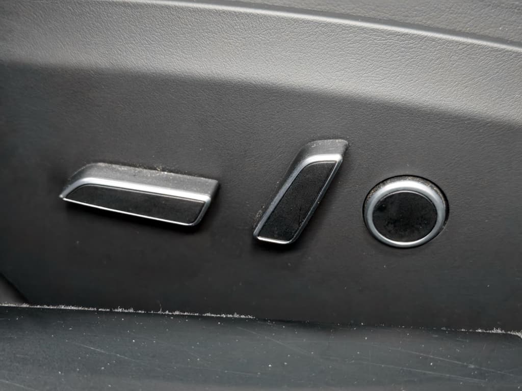 2022 Tesla Model S view 6