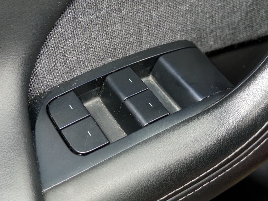 2022 Tesla Model S view 7