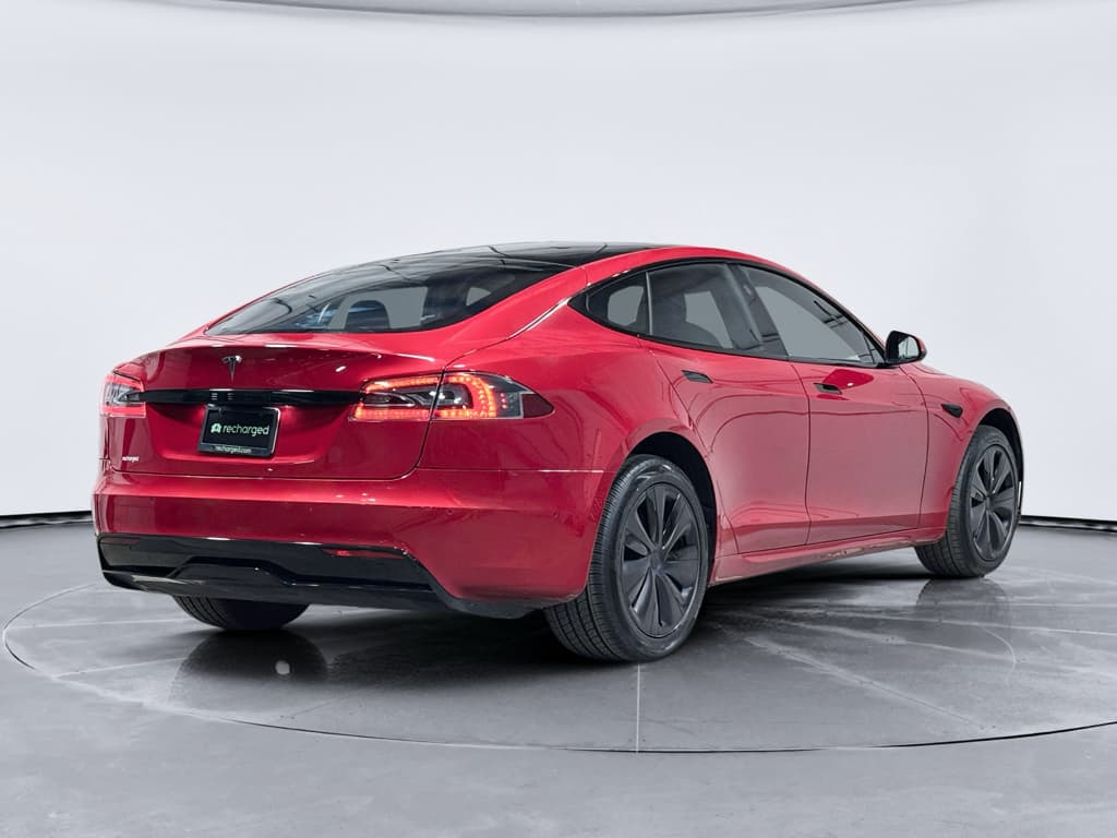 2022 Tesla Model S view 3