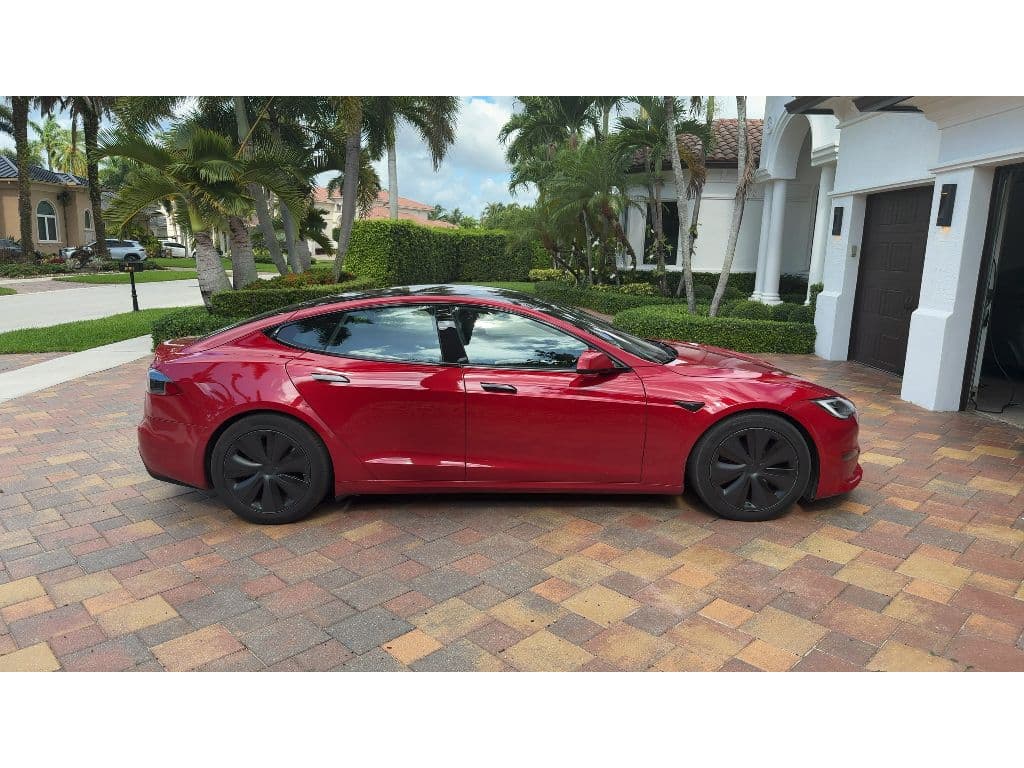 2022 Tesla Model S view 3