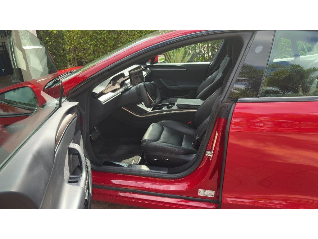 2022 Tesla Model S view 5
