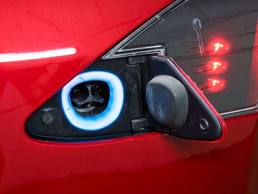 2022 Tesla Model S view 5