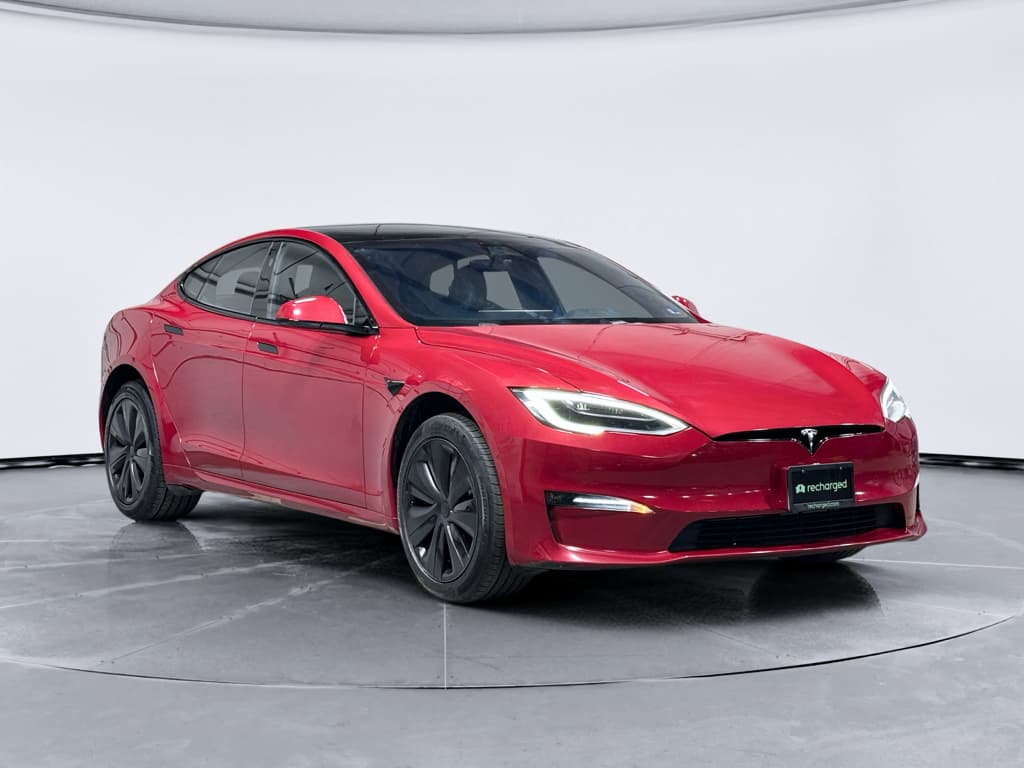 2022 Tesla Model S view 4