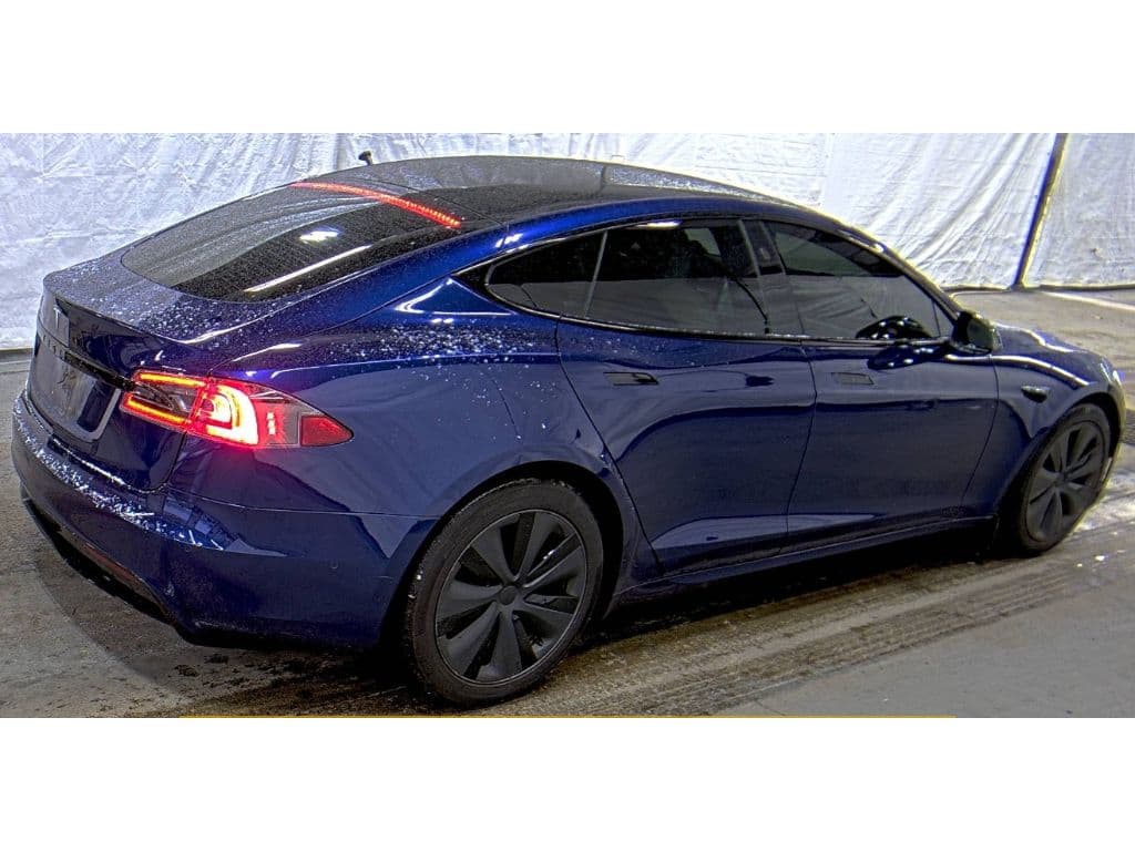 2022 Tesla Model S view 3