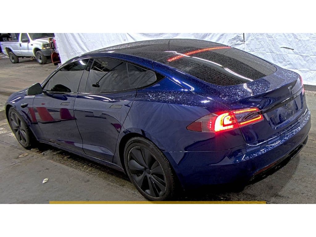 2022 Tesla Model S view 4