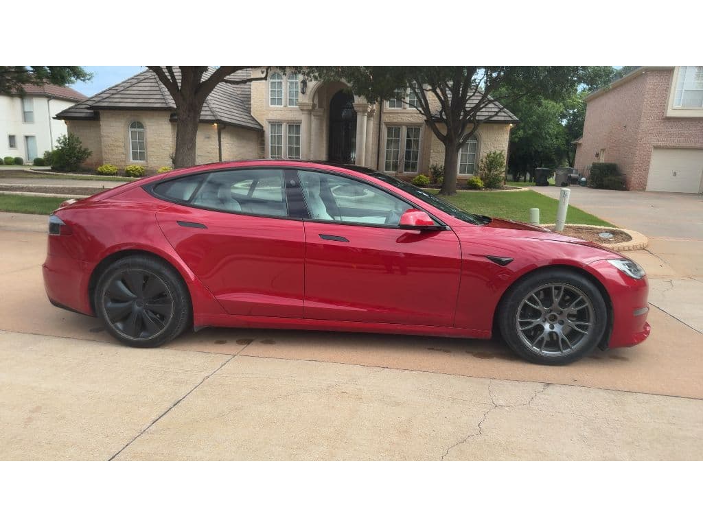 2022 Tesla Model S view 3