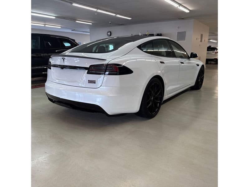 2022 Tesla Model S view 3