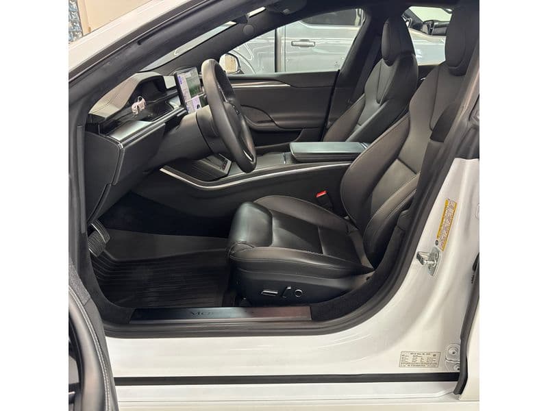 2022 Tesla Model S view 5