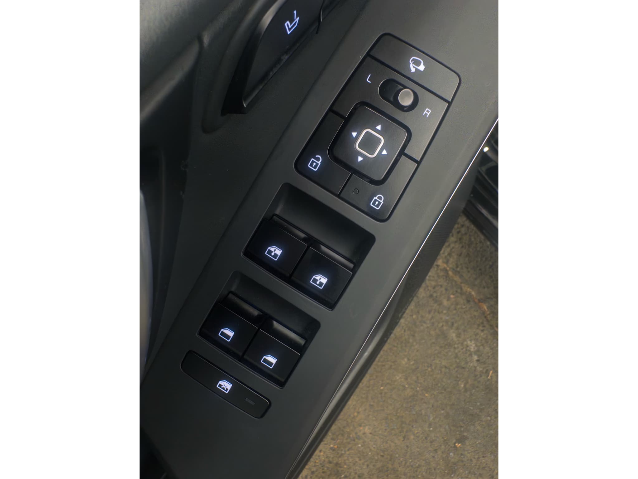 2023 Kia Niro EV view 7