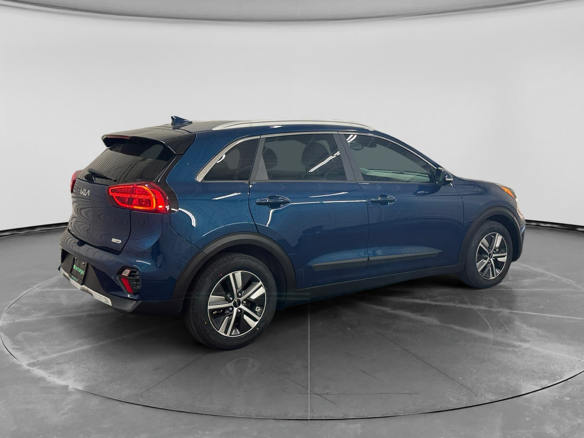 2022 Kia Niro PHEV view 3