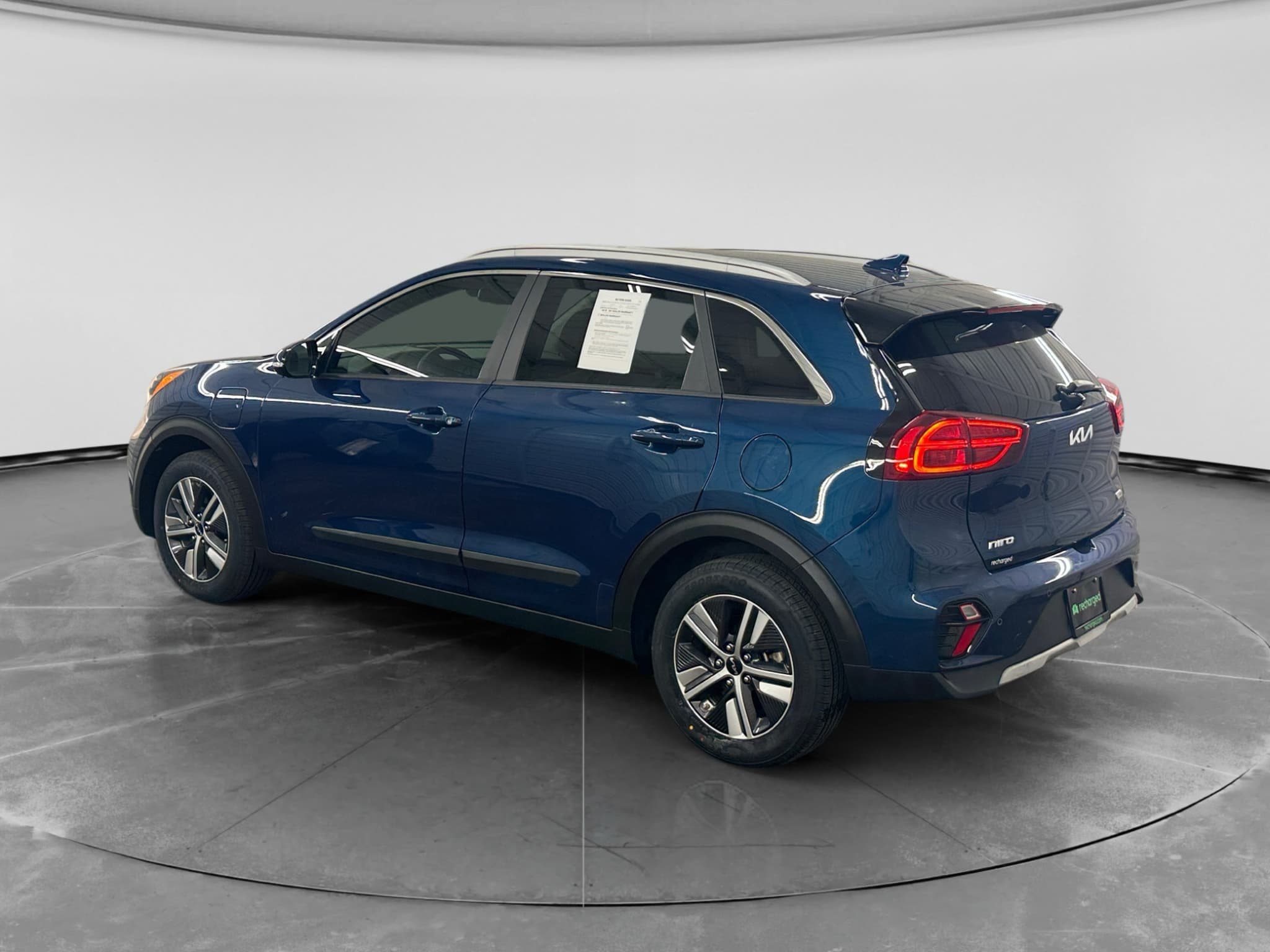 2022 Kia Niro PHEV view 2