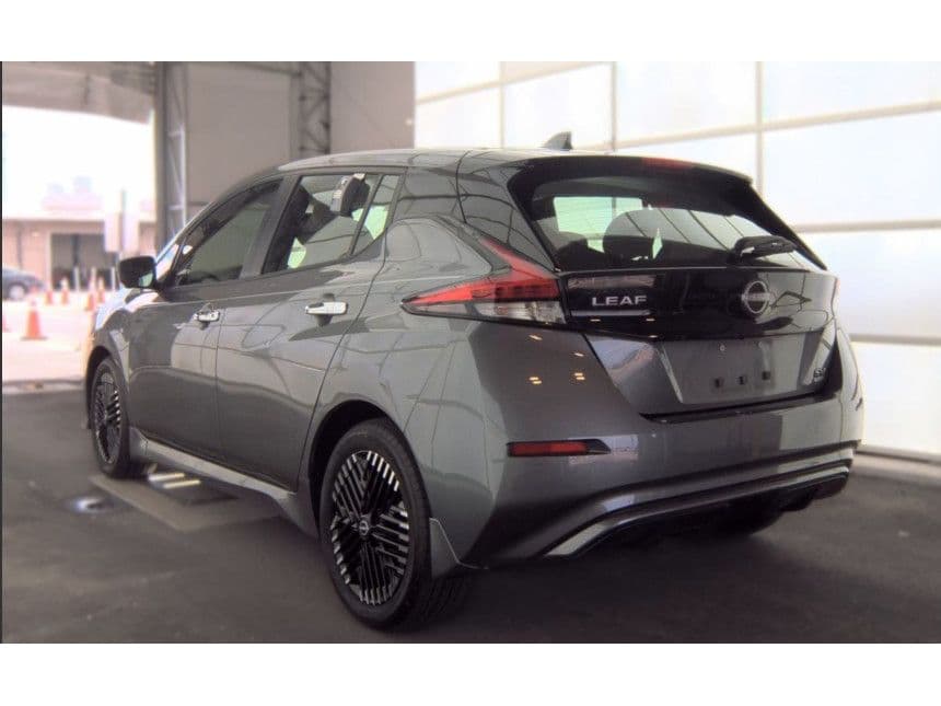 2025 Nissan LEAF view 4