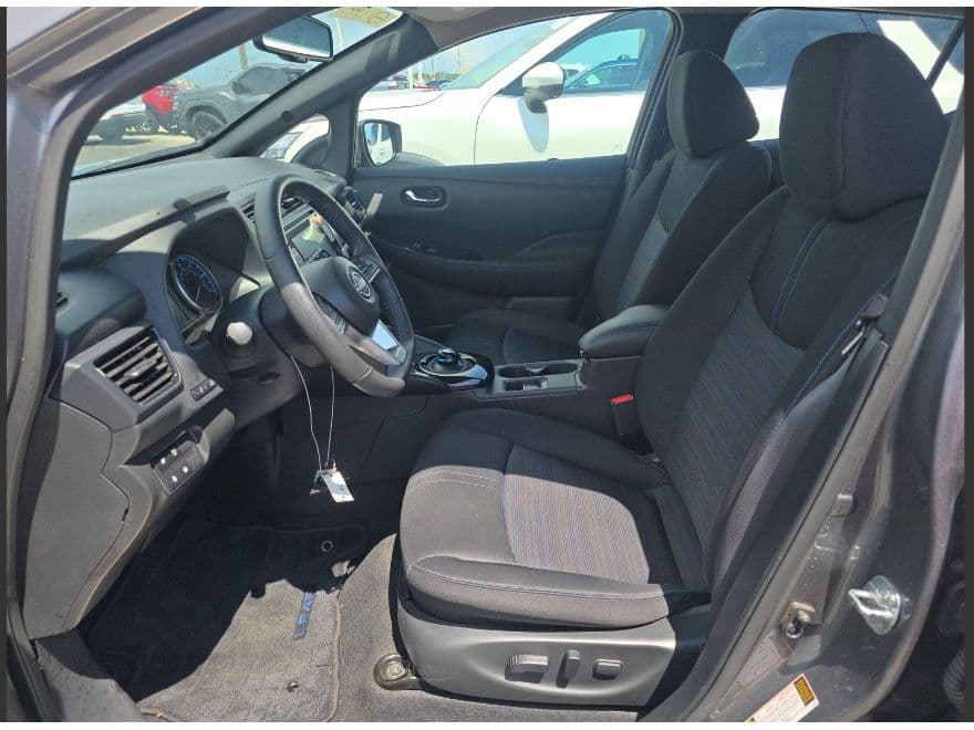 2025 Nissan LEAF view 5