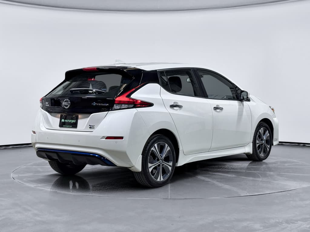 2022 Nissan LEAF view 3