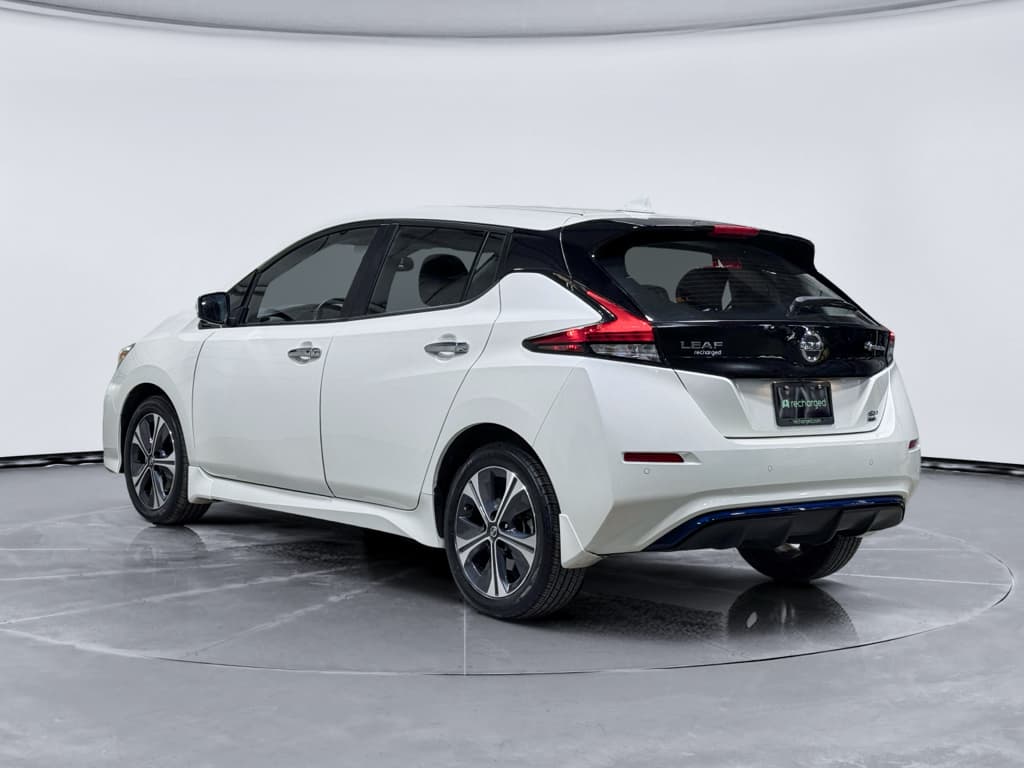 2022 Nissan LEAF view 2