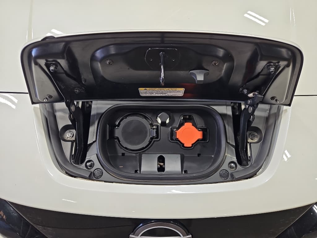 2024 Nissan LEAF view 5