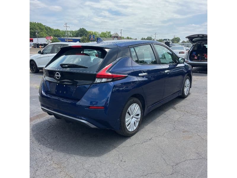 2023 Nissan LEAF view 3