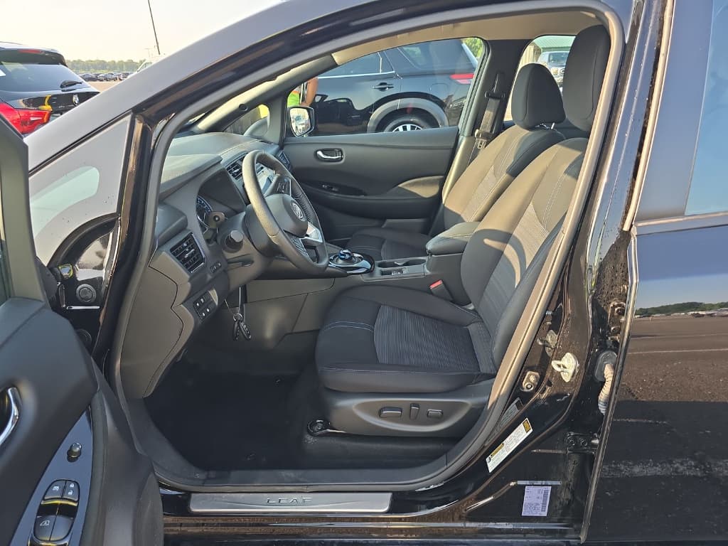 2024 Nissan LEAF view 5