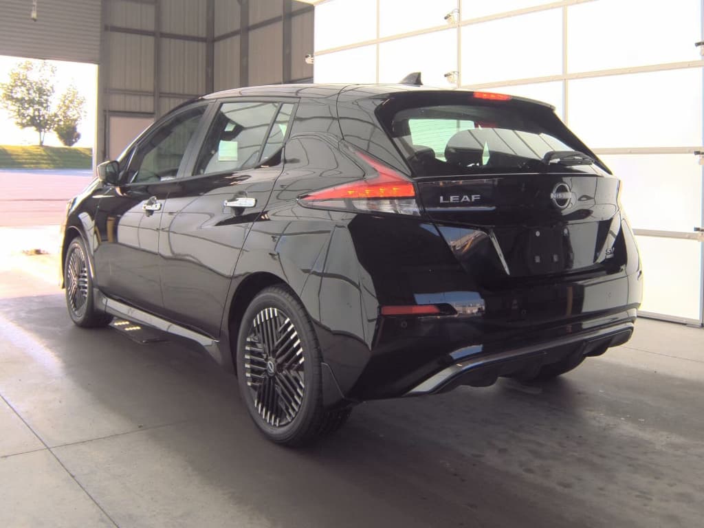 2024 Nissan LEAF view 4