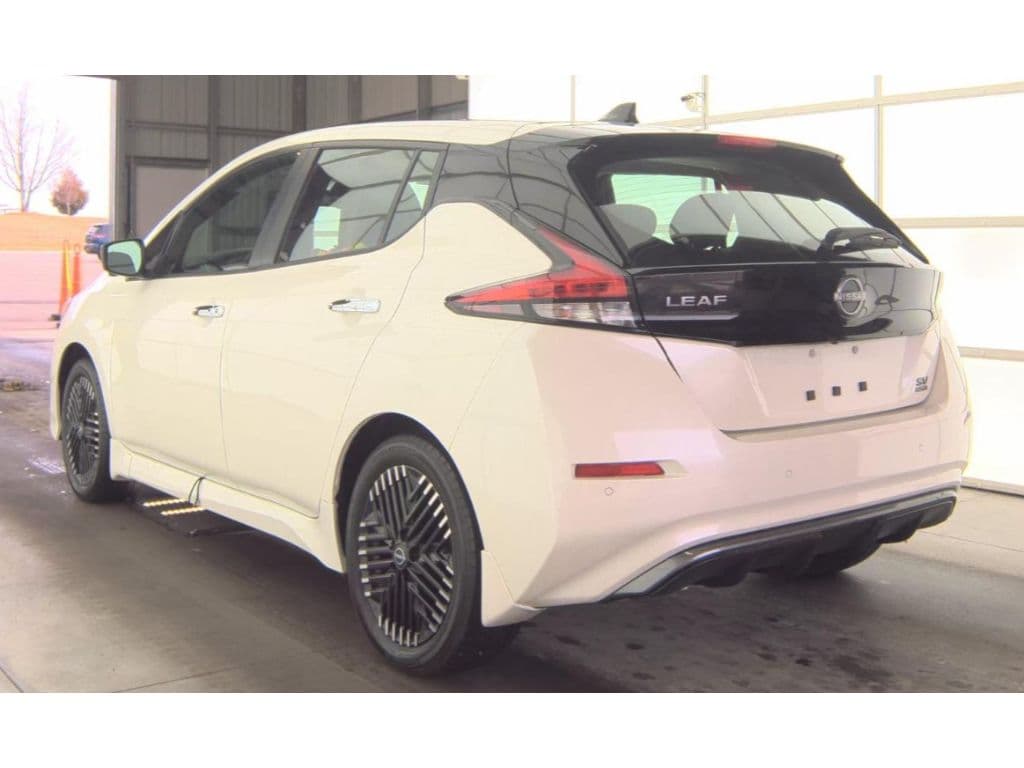 2024 Nissan LEAF view 4