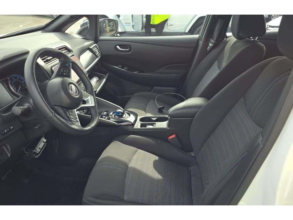 2024 Nissan LEAF view 5