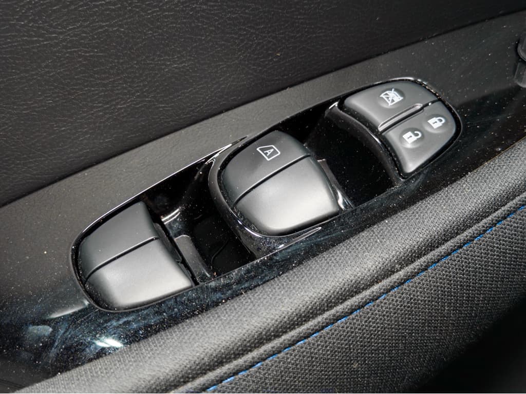 2024 Nissan LEAF view 7
