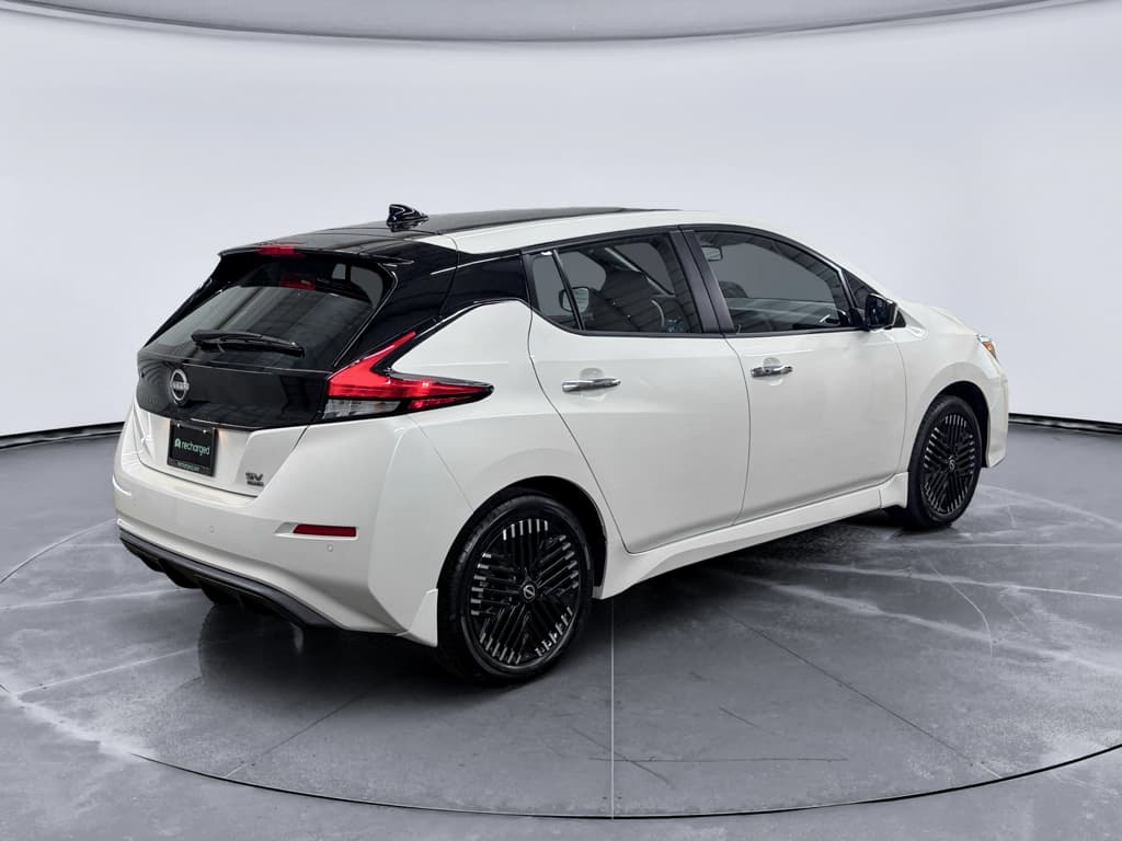 2023 Nissan LEAF view 3