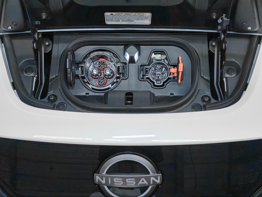 2023 Nissan LEAF view 5
