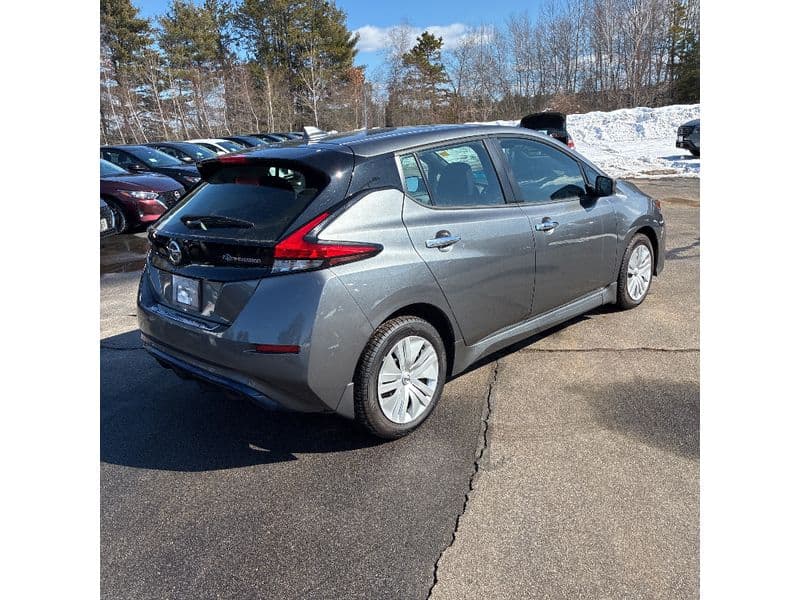 2022 Nissan LEAF view 3