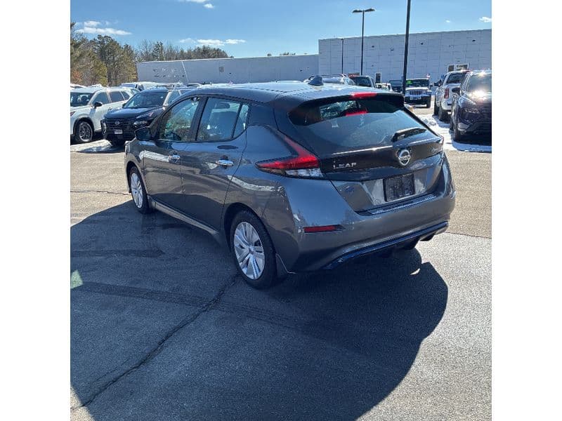 2022 Nissan LEAF view 4